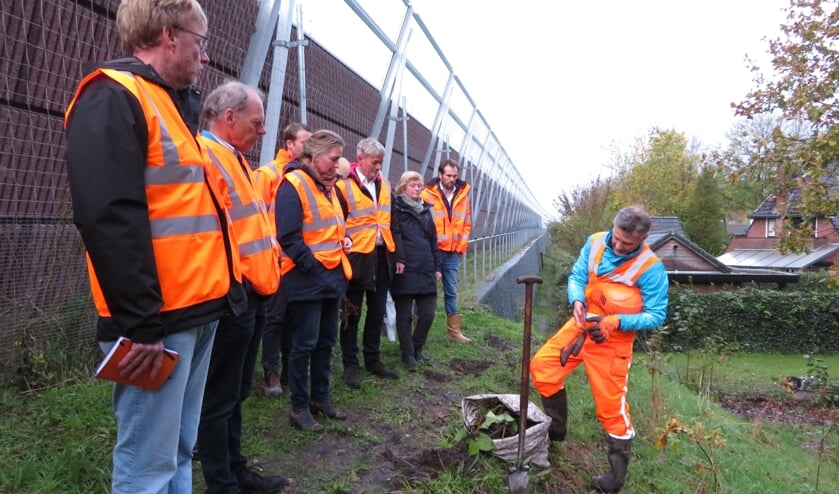 De positief ingestelde bewoners van Holl. Rading werden overtuigd van de daadkracht van RWS en 3Angle op dit dossier en gingen vervolgens de problematiek en bestrijding ervan ter plekke bekijken. (foto Adri Gerssen)