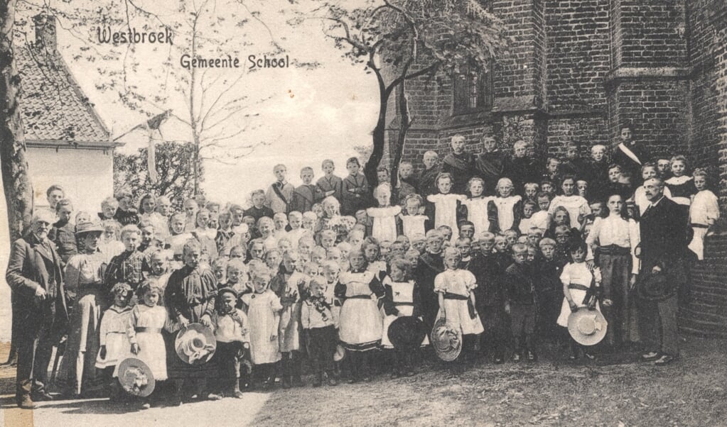 Eeuwenlang heeft de kosterswoning achter de kerk als school gediend voor Westbroek en Achttienhoven. [uit het digitale archief van Rienk Miedema]