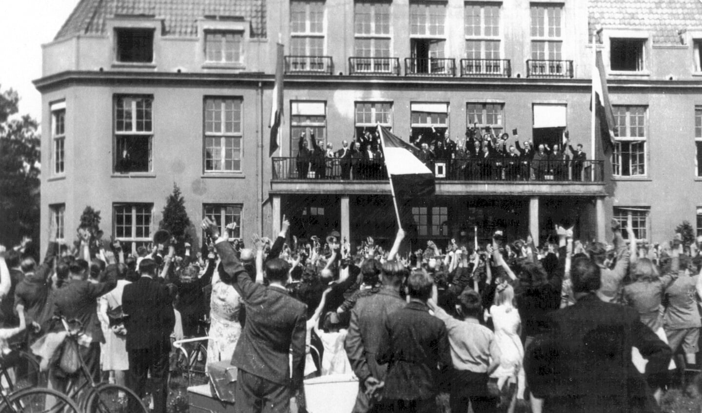 Een uitzinnige menigte op het gazon voor Jagtlust tijdens het bevrijdingsfeest in 1945.