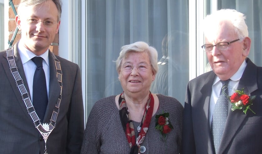 Tien jaar geleden kwam burgemeester Arjen Gerritsen het echtpaar feliciteren.