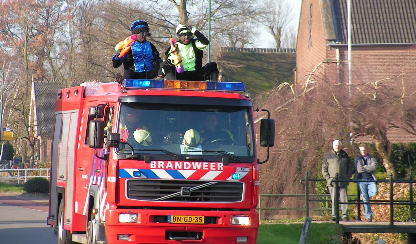 De Goed Heilig man had in 2010 al goede contacten met de lokale brandweer in Westbroek. [foto Martijn Nekkers] 