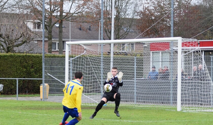 In de 7e minuut stond Mike de Kok al alleen voor de keeper. (foto Nanne de Vries)