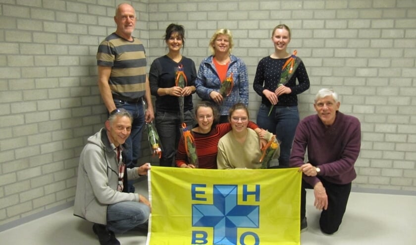 De cursisten Adore, Angelique, Charlotte, Gijs, Iemke, Jeanette behaalden hun diploma EHBO met bediening van de AED.