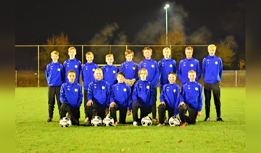 Team JO15-1 van SVM kijkt tevreden terug op de eerste helft van het voetbalseizoen.