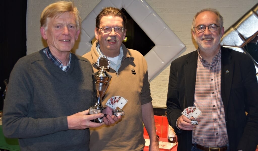 De winnaars: Nico Verhaar (l) en Wiet Schiethart (r) krijgen door Jan Groenewegen (voorzitter BC Bilthoven) de prijs uitgereikt .