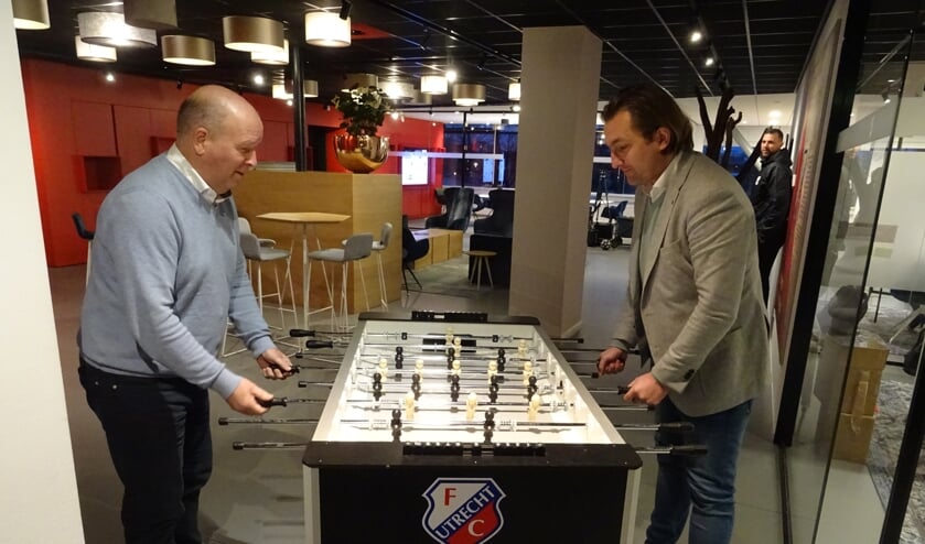 Koos van Tamelen (l) en Joost Broerse (r) hebben plezier met het tafelvoetbalspel.