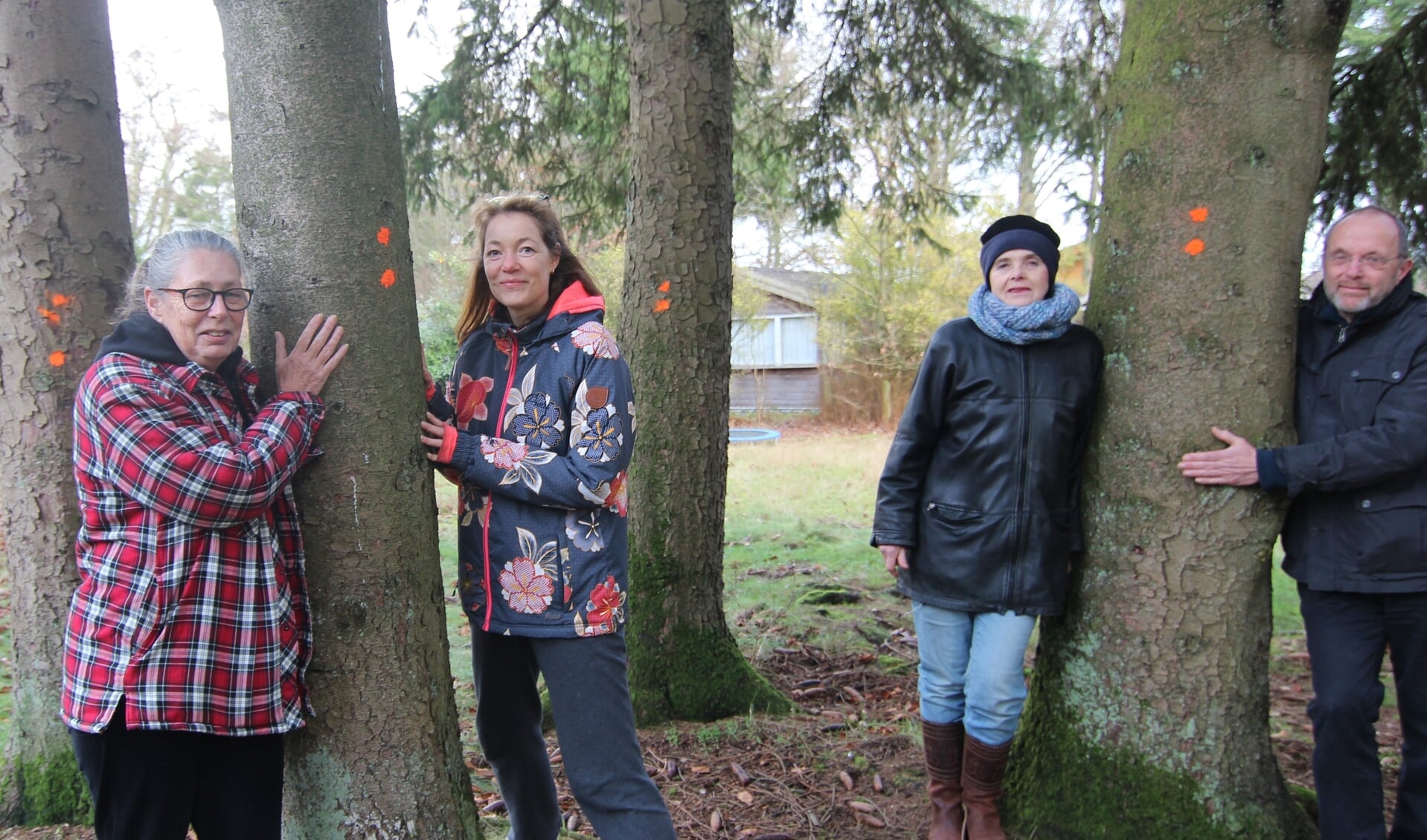 Vier bewoners van het park bij vier van de veel meer bedreigde bomen. 