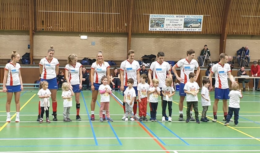 De spelers van Nova 1 lopen op met de Kangoeroes.