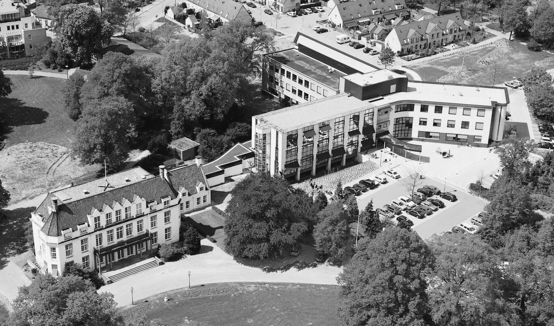 Totaalbeeld toen de nieuwe Mathilde- raadzaal nog niet was gerealiseerd. V.l.n.r. Jaglust, voormalige bodewoning, traverse, administratiegebouw (eerste, tweede en derde fase)  (foto De Jong Luchtfotografie, Zeist)