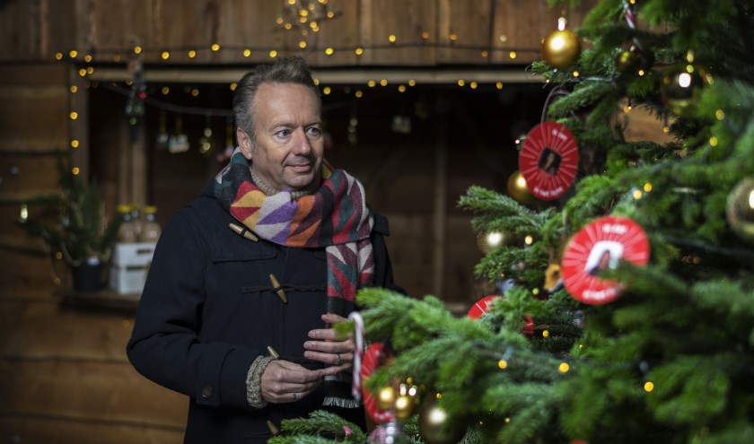 Joris' Kerstboom staat ook dit jaar weer in de bibliotheek. (foto: Stijn Ghijsen)