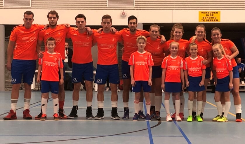 Thuisploeg DOS met het team van de week (DOS F2)