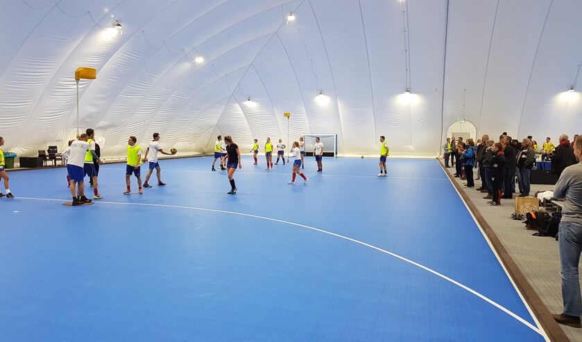 Openingswedstrijdje korfbal tussen Nova en Voordaan. (foto Peter Schlamilch)