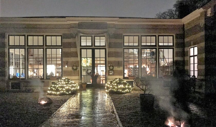 Landgoed Oostbroek is tijdens de lichtjeswandeling ook sfeervol verlicht.