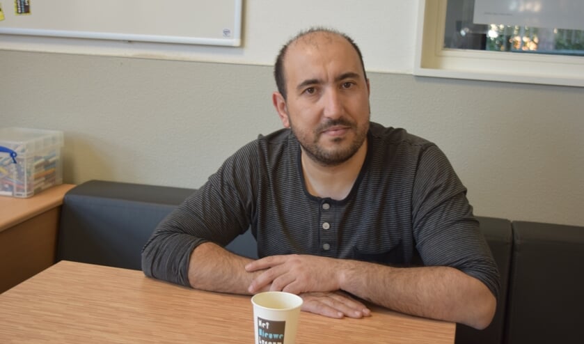 Abdel Azougagh brengt de leerlingen alle beginselen van de wiskunde bij.