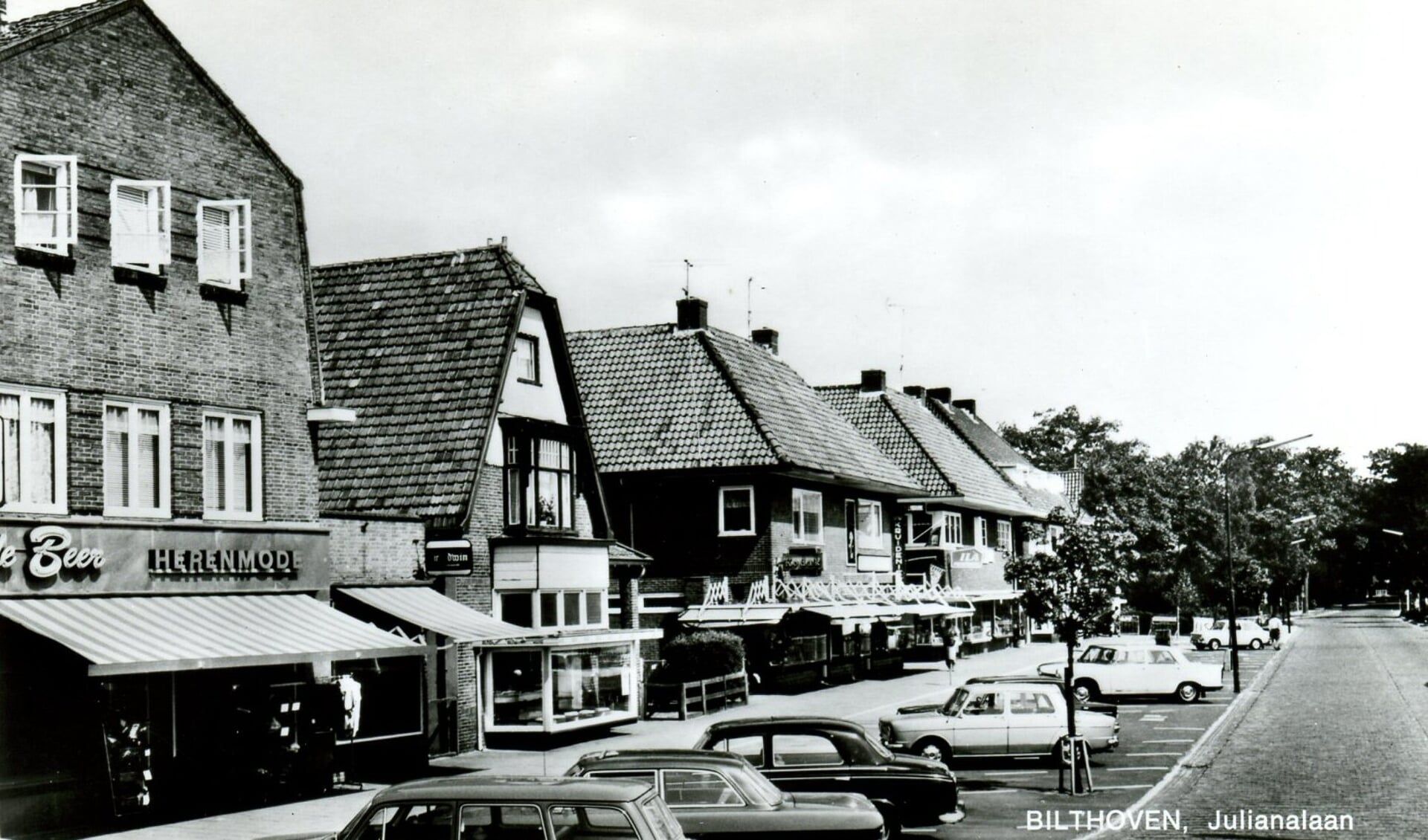 Parkeren op de Julianalaan in Bilthoven precies 50 jaar geleden. (foto uit de digitale verzameling van Rienk Miedema)