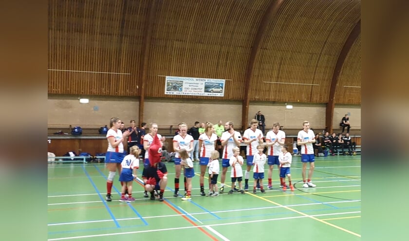 De spelers van de F1 en F2 lopen op met het eerste