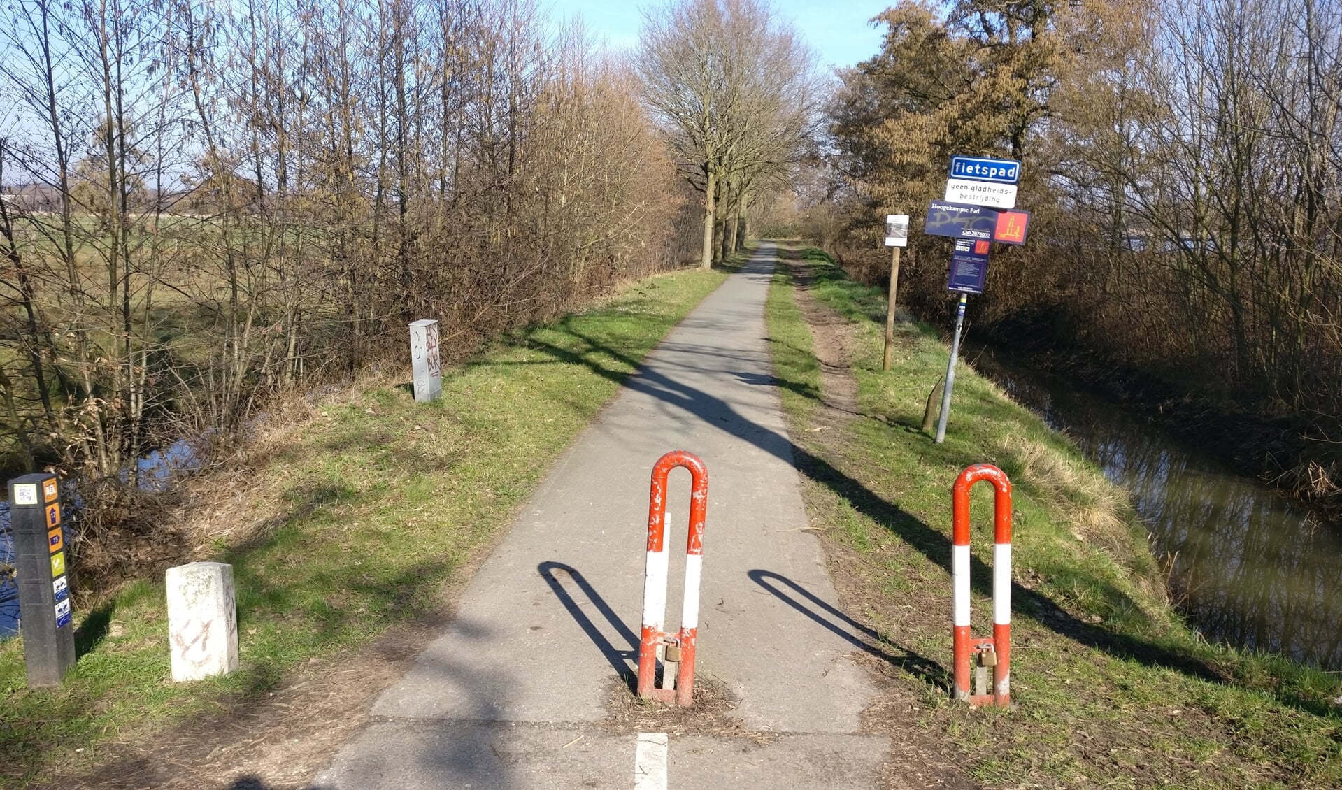 De extra lus van het klompenpad loopt langs de Hogenkampse plas en Voordorpsedijk.