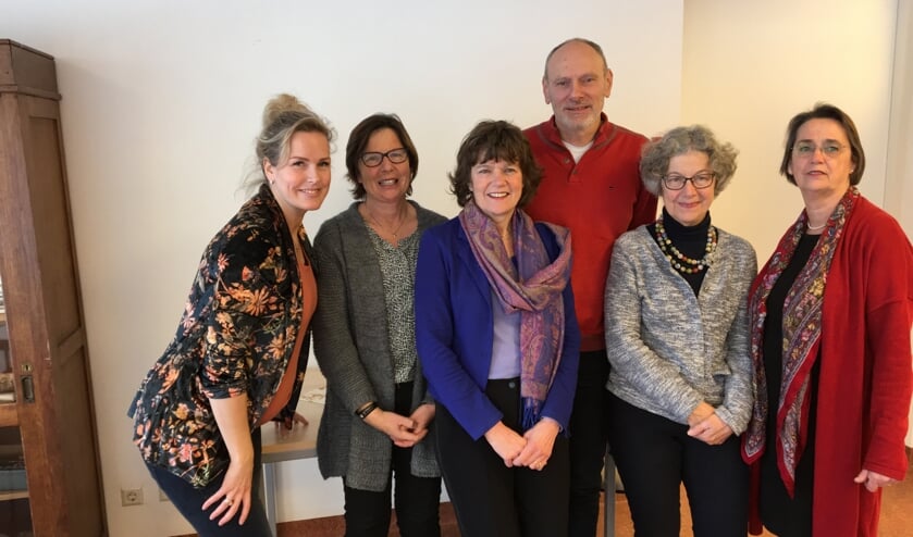 V.l.n.r. Elleny, Anneke, Hanneke, Heino, Jose en Djoska. De totale groep bestaat uit 10 vrijwilligers.