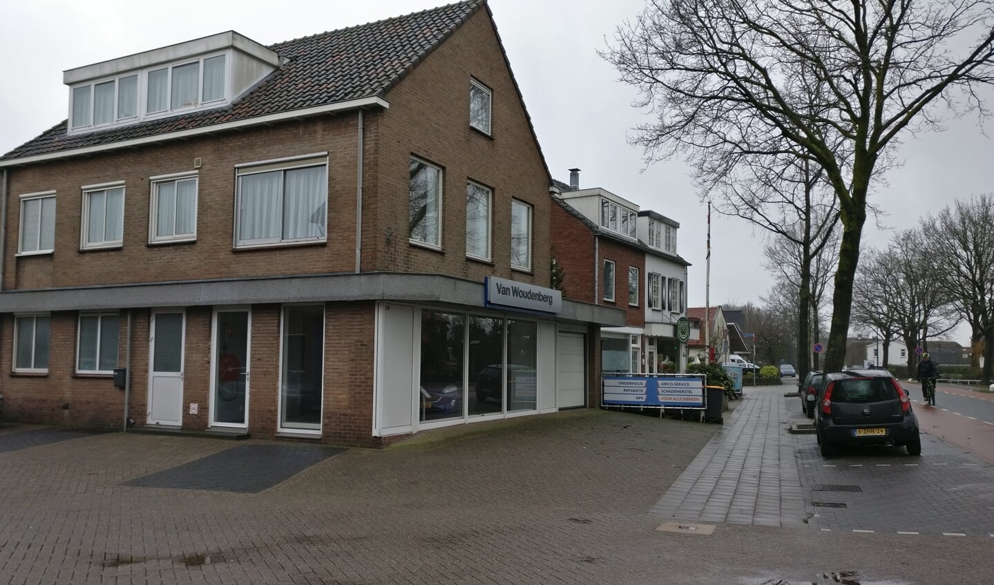 Later verhuisde Drogisterij van Rossum naar Dorpsweg 130 (naast garage van Woudenberg). Alleen het onderste gedeelte van de noordelijkste gevel is veranderd. 