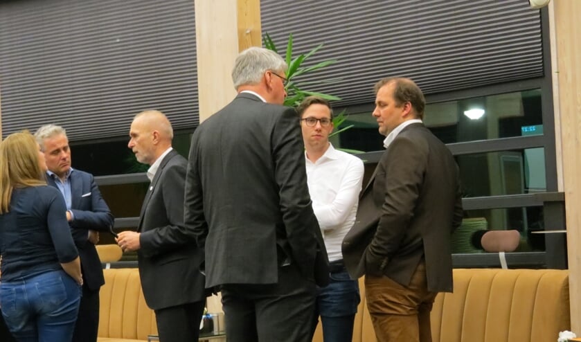 Tijdens een schorsing van een soms in grimmige sfeer verlopen raadsvergadering.
