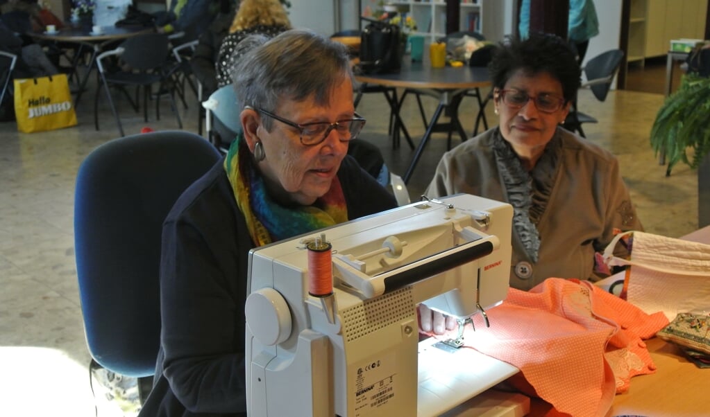 Sila Ramhisoensing uit Bilthoven wordt door naaister Tiny geholpen bij het verstellen van haar jurk. (foto Frans Poot)