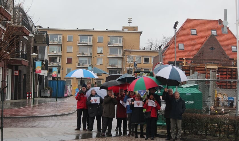 Vertegenwoordigers van alle bewonersorganisaties, die zijn aangesloten bij Hart Voor Bilthoven trotseren zelfs de (stromende) regen om van hun verontrusting blijk te geven.