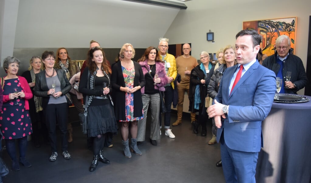 Burgemeester Sjoerd Potters opende zondag 3 februari de nieuwe expositie bij Galeri Mi aan de Beethovenlaan in Bilthoven.