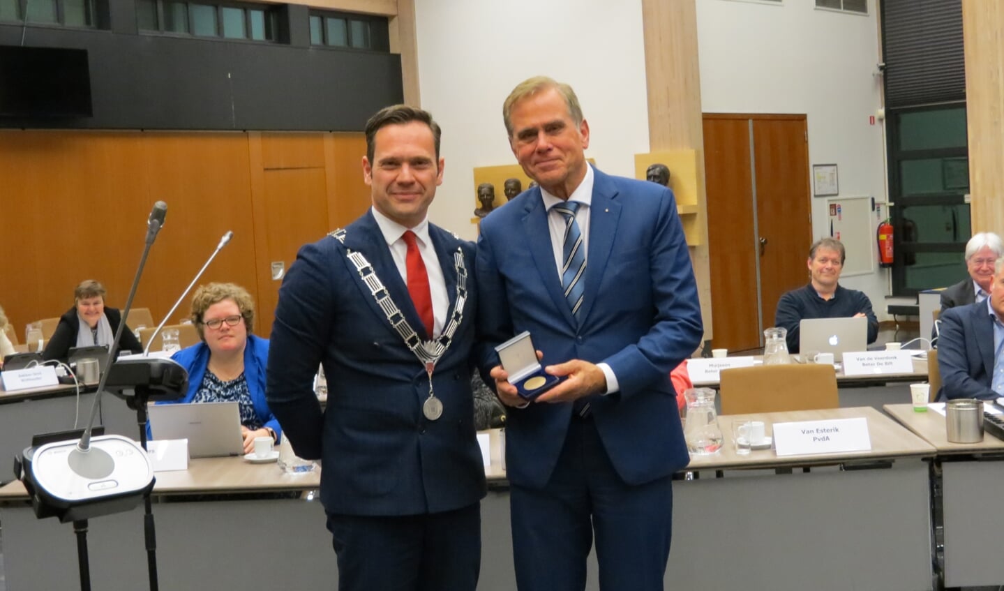 Burgemeester Sjoerd Potters reikt Han IJssennagger de Chapeaupenning van de gemeente De Bilt uit.