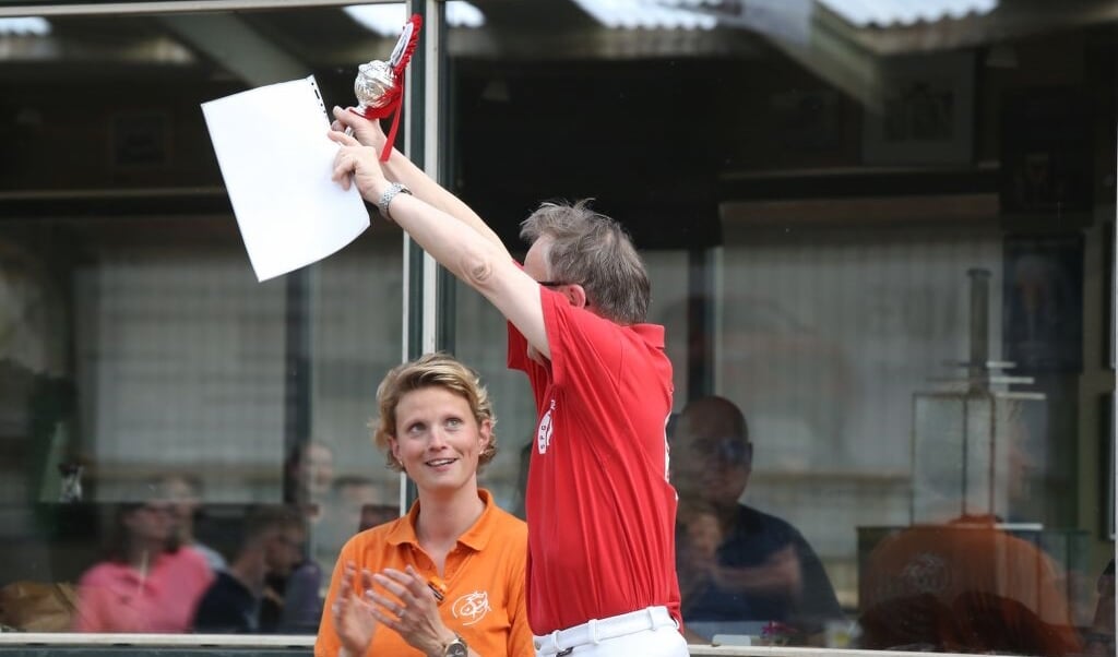 Grote blijdschap bij een van de deelnemers aan het ruiterweekend.