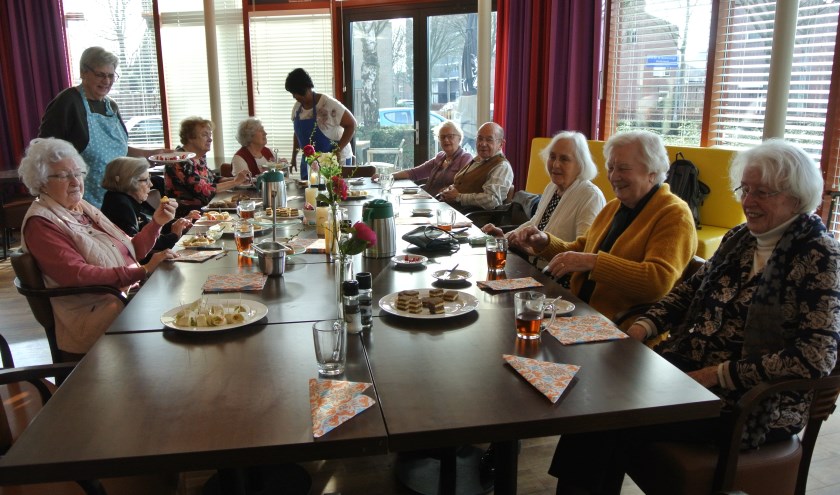 Tijdens de High Tea in restaurant ‘Bij de Tijd’ in Weltevreden kwamen de bezoekers spontaan met elkaar in gesprek over allerlei zaken in het leven. Daarbij deden de gastvrouwen hun best om het ieder naar de zin te maken. De High Tea is er iedere laatste zondag van de maand. (Frans Poot)