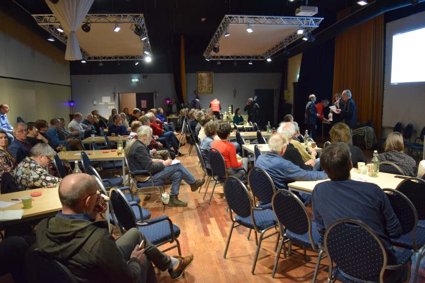 De openbare Raadsinformatieavond wordt druk bezocht.