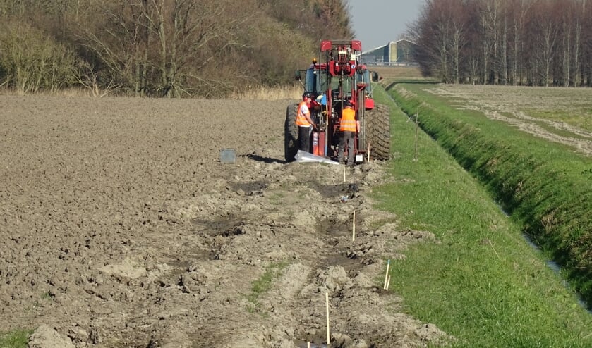 Voor het onderzoek worden gaten geboord en springstof aangebracht.