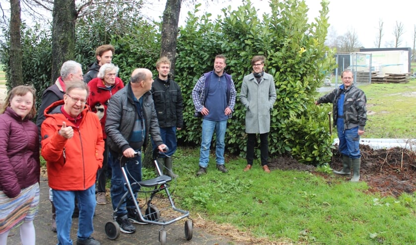 De aftrap is verricht door wethouder Dolf Smolenears (tweede van rechts)