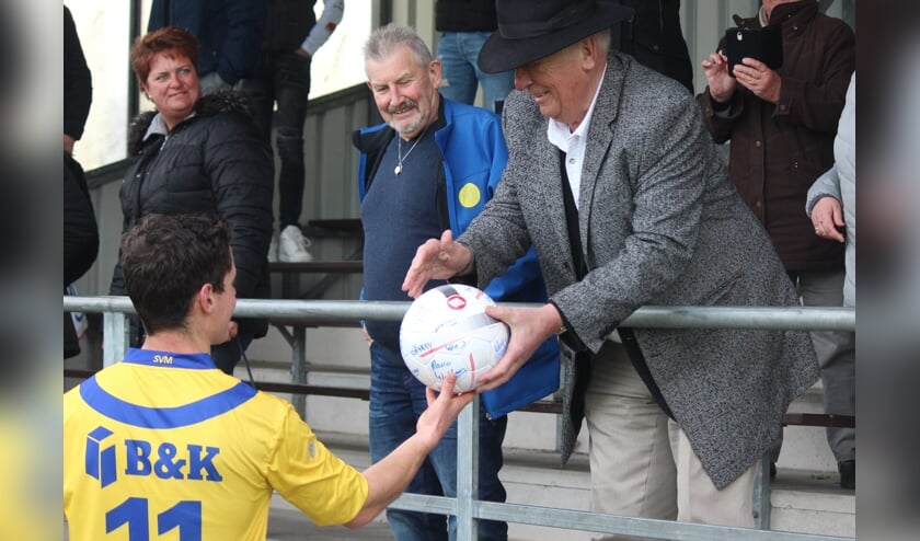 Vanwege zijn hattrick krijgt Mike de Kok de wedstrijdbal.