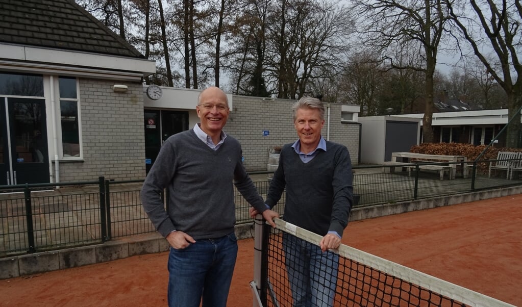 Voorzitter Koos Plomp (l) en secretaris Charles Bruns (r) van de jubilerende tennisvereniging kijken uit naar jubileumactiviteiten.