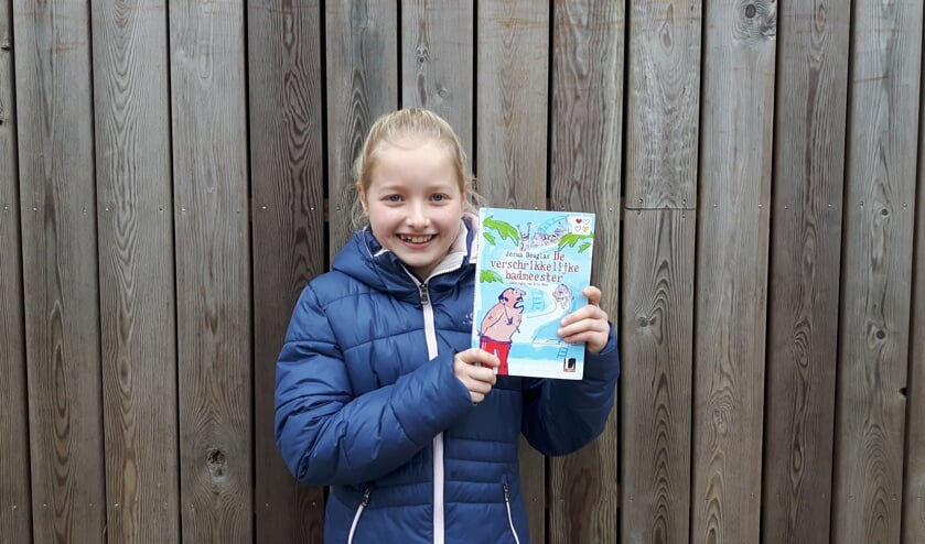 Rosalie las een fragment uit ‘De verschrikkelijke badmeester’ van Jozua Douglas. (foto Jaap van Veen)