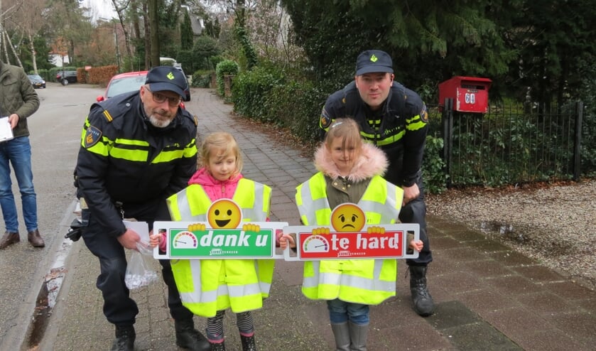 Nomi en Michelle, met het bord 'te hard', verleenden met veel enthousiasme hun medewerking aan de actie.