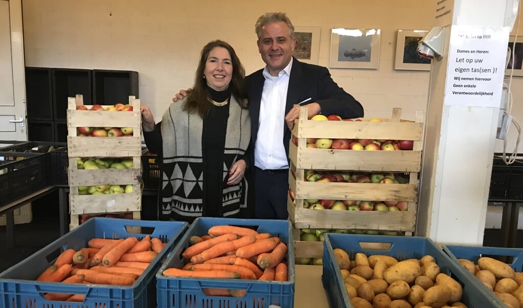 Fractievoorzitter Krishan Hagendoorn (PvdA) en Jolanda van Hulst in het warenhuis van de Voedselbank.
