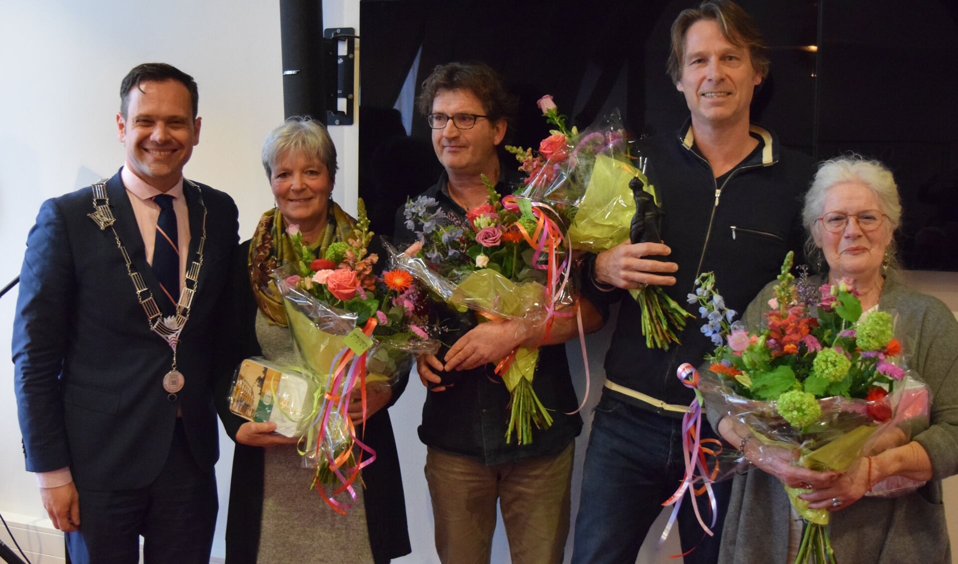 Niels Eijsbroek en Rick van Westerop winnen de Mathildeprijs, met v.l.n.r. burgemeester Sjoerd Potters, Rina Kruis, Rick van Westerop, Niels Eijsbroek en Floor Belders.
