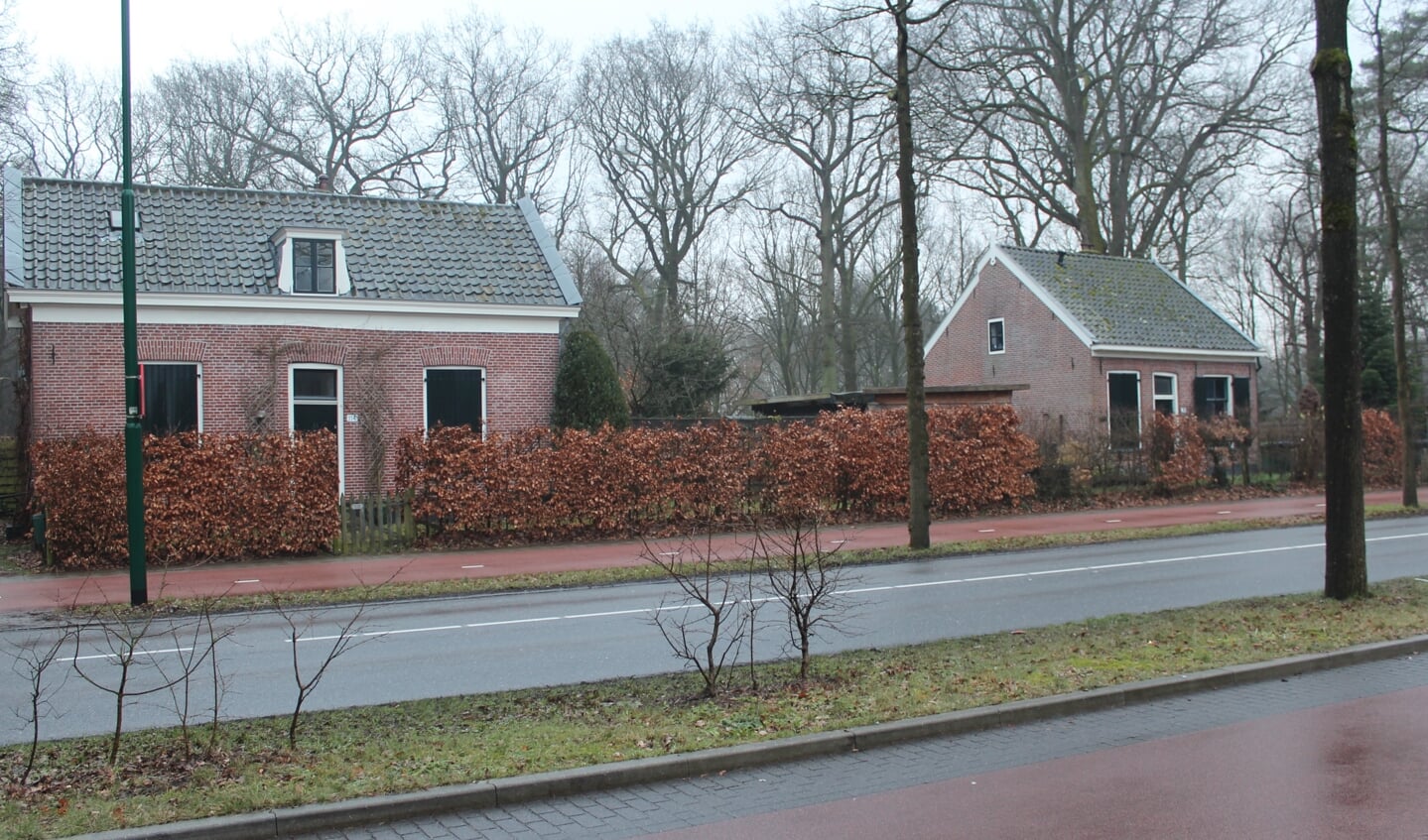Boebie’ Brugsma bewoonde het (linkse) kleine huisje aan de Soestdijkseweg-Zuid (nr. 114). [foto Henk van de Bunt]