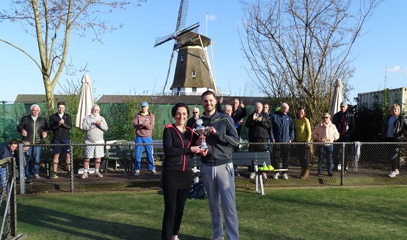 Erica Lam en Zegert Verhoef ontvingen de 'Roger Snell Trofee' (wisselbeker ter nagedachtenis aan de tien jaar geleden overleden Kraaienveldvoorzitter Roger Snell).
