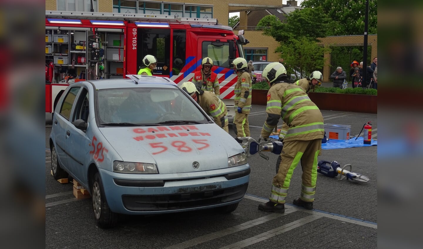 Brandweer Maartensdijk gaf een demonstratie om een bekneld persoon uit een auto te bevrijden. De brandweer gaf toelichting op alle acties, die werden uitgevoerd.[KD]