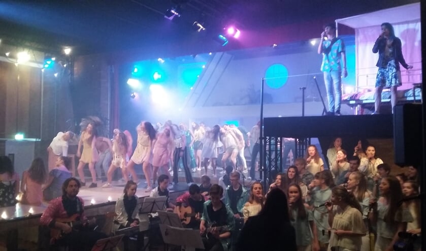 Leerlingen van Het nieuwe Lyceum in de musical 'Mamma Mia'.