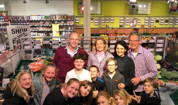 Meester Eric-Jan, Cynthia Weerstra, partner van Jan Peter, Gitta van Eick, eigenaar EkoPlaza Jan Peter Oosterloo en een paar kinderen van groep 6 tijdens de winkelsafari.
