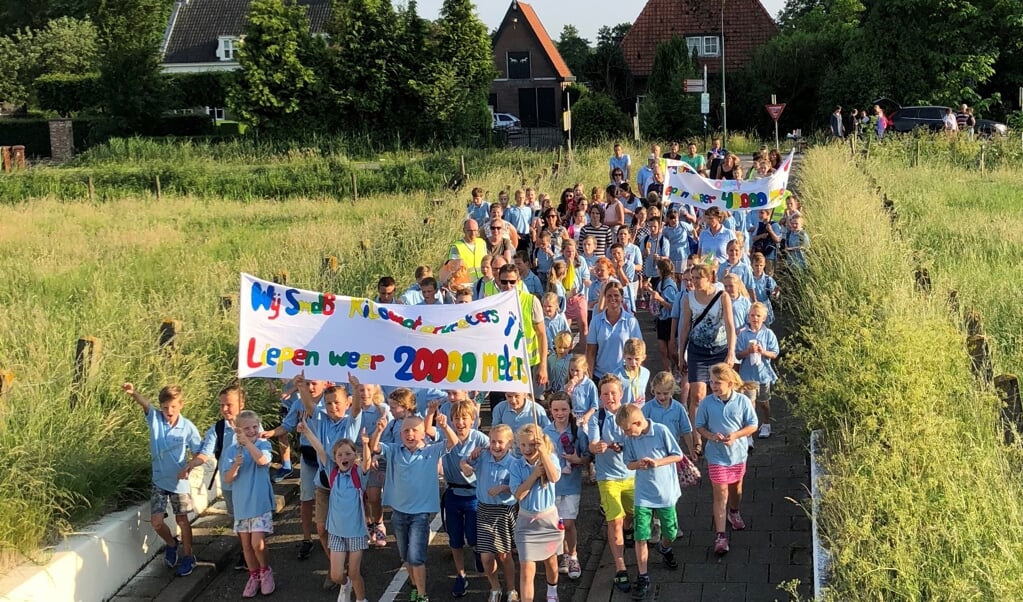 Uitgelaten wandelaars tijdens de avondvierdaagse van 2018. (foto Anneke Westeneng)