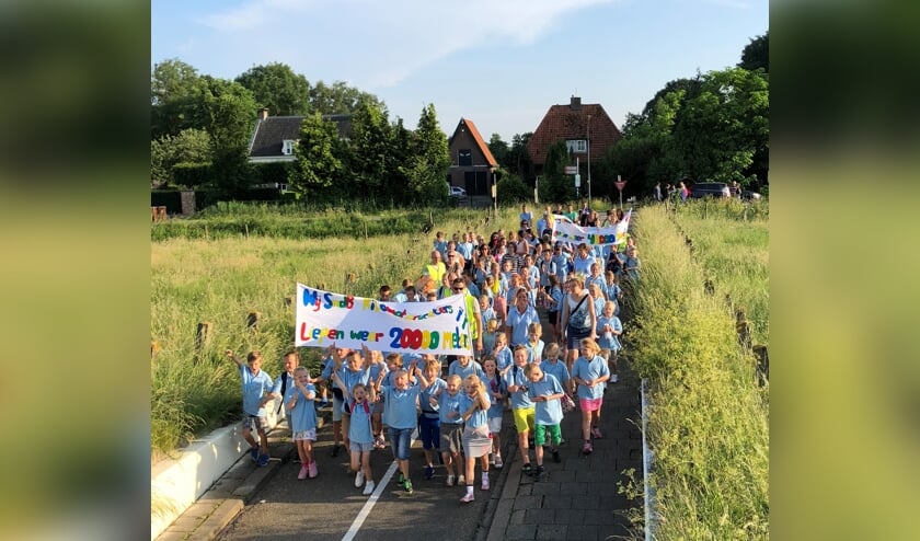 Uitgelaten wandelaars tijdens de avondvierdaagse van 2018. (foto Anneke Westeneng)