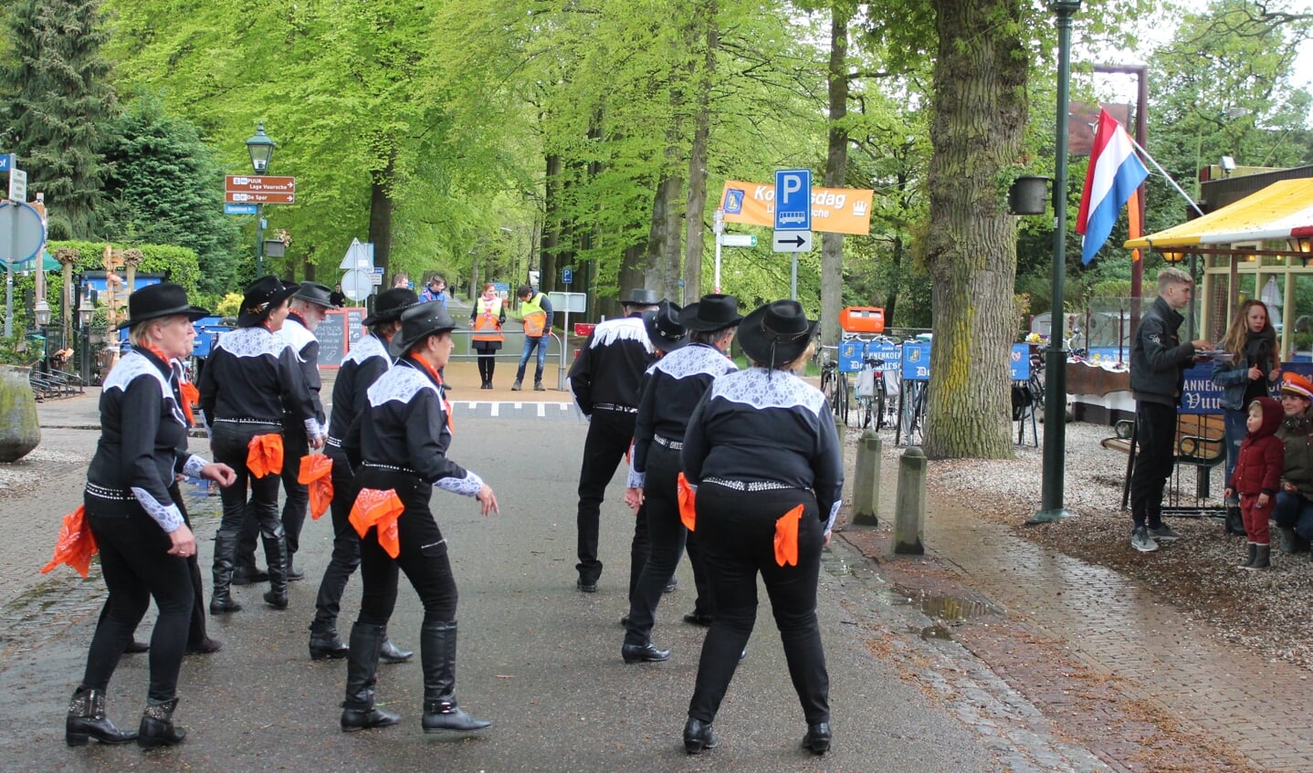 Tussen de buien door verzorgden de Blackhorst Linedansers uit Hilversum een viertal ‘demo’s’ gewoon op straat. [HvdB]


