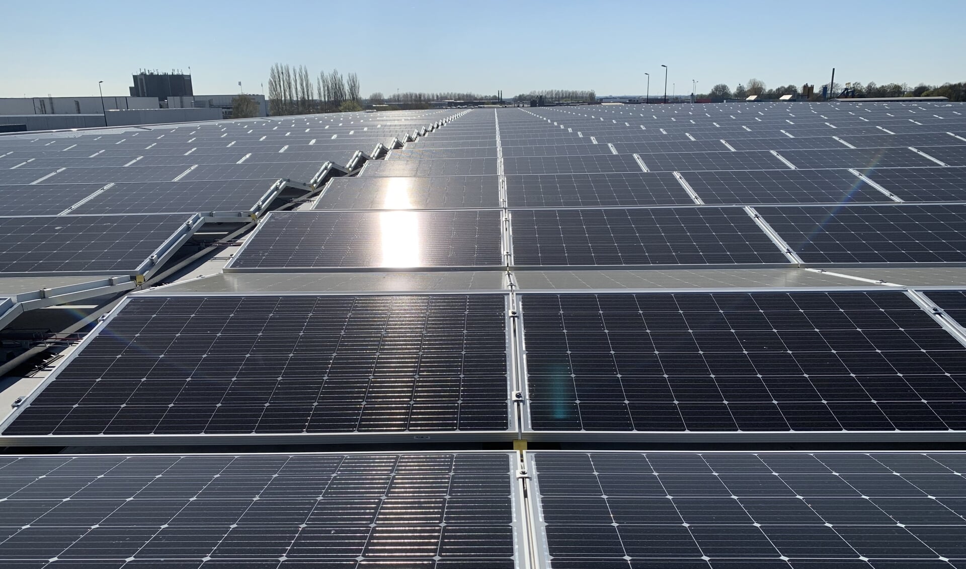 Provincie Utrecht ondersteunt ondernemers die zonnepanelen op hun dak willen plaatsen.
