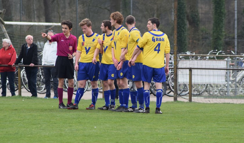 De arbiter van dienst zet de SVM-verdediging op afstand.