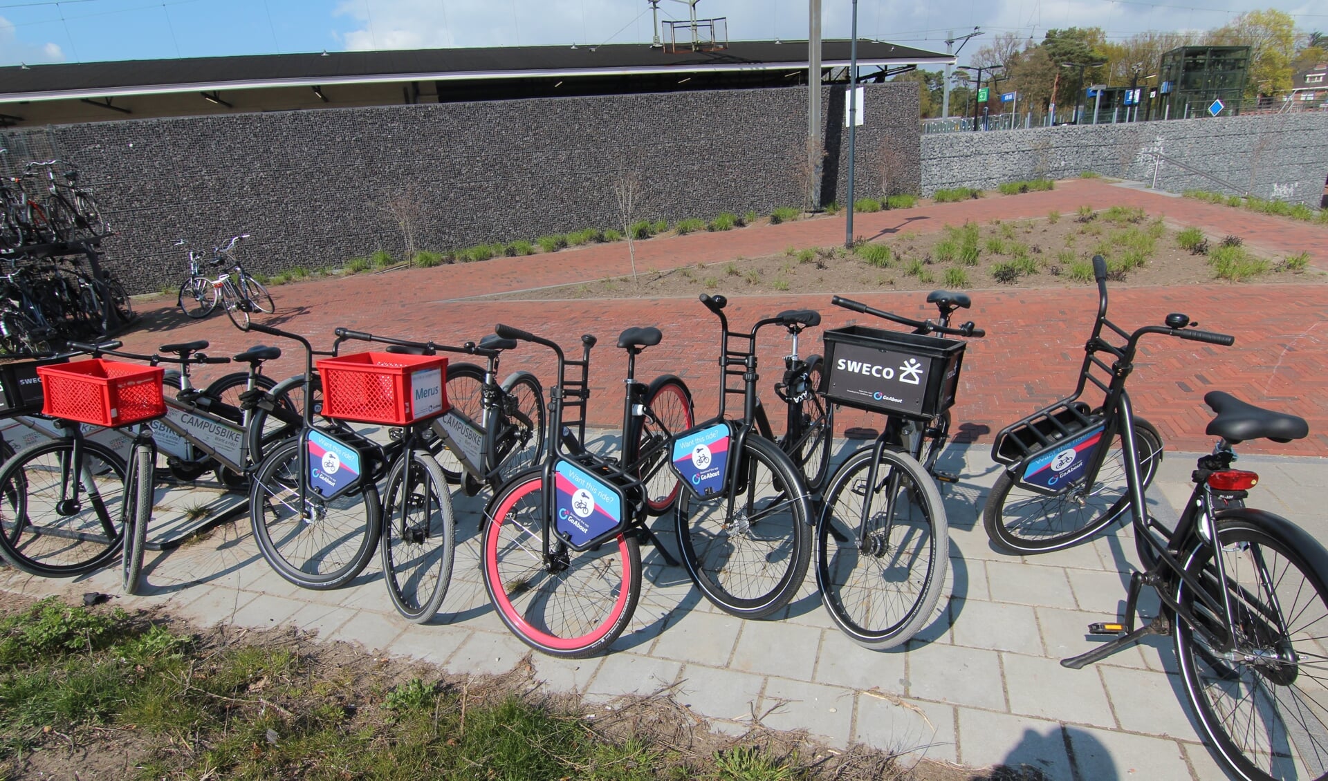 Er wordt gebruikgemaakt van bestaande fietsrekken, zoals bij het treinstation in Bilthoven, waar overigens een woud van fietsen en aanbieders is te vinden.